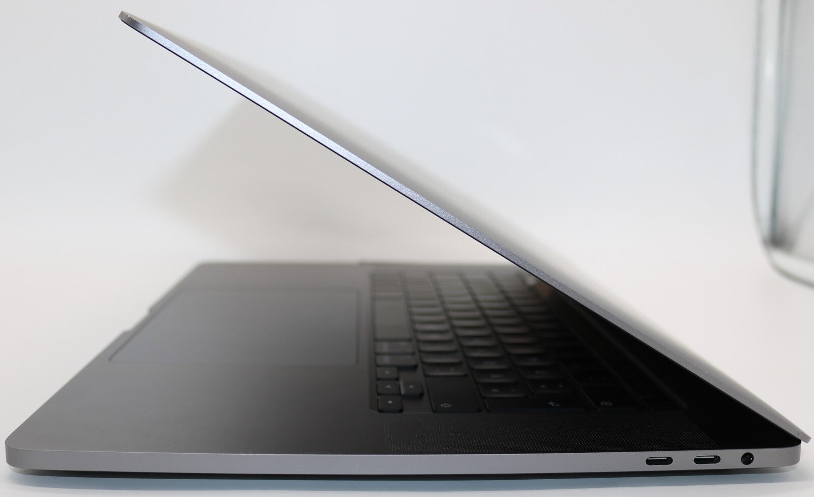 MacBook Pro 2019 16,1" i9-9th Gen. 32GB RAM 1TB SSD AMD Radeon 5500M GPU